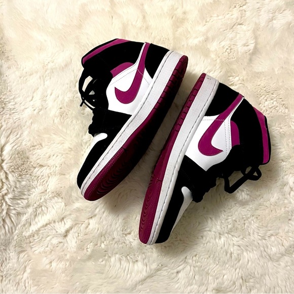 Jordan Shoes - Worn Once! Air Jordan 1 Mid ‘Cactus Flower’ BQ6472-005